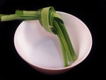wash the pandan leaves, tear into strips and tie in a knot